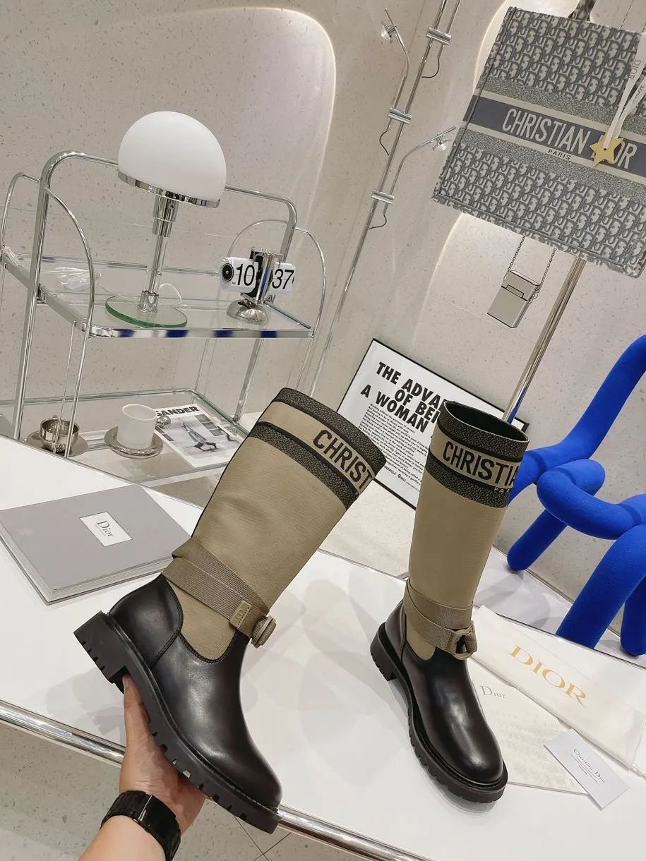 👟👟Ex-factory price 640👟👟 The highest version of Dior CD autumn and winter boots, retro work boots, one-on-one, easy to wear, good-looking and handsome Material: imported calfskin upper spliced with the latest imported technology electric embroidery fabric (not ordinary fly woven fabrics on the market) + water-dyed cowhide lining (not sheepskin lining on the market) + original molded T👟👟factory price U outsole + original molded letter buckle + latest original box packaging at the counter Heel height: 3CM Code number: 35-40
